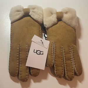 UGG Sheepskin Bow Glove
